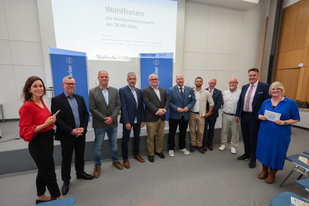 Josefine Sack (MAZ), Herr Jochen Neumann (parteilos), Matthias Grunert (SPD), Sven Eppinger (parteilos), Jan-Hendrik Klaps (AfD), Gordon Roth (GfL), Felix Menzel (CDU), Andreas Teichert (parteilos, Olaf Wendel (parteilos), Detlef Laubinger (SWFG) Nadine Pensold (MAZ) (Bild: MAZ/Uwe Klemens)