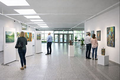 Menschen während einer Ausstellung im Foyer des Biotechnologiepark Luckenwalde