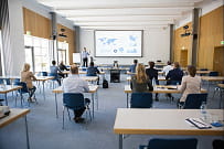 Eine Tagung im großen Konferenzraum des Biotechnologieparks Luckenwalde